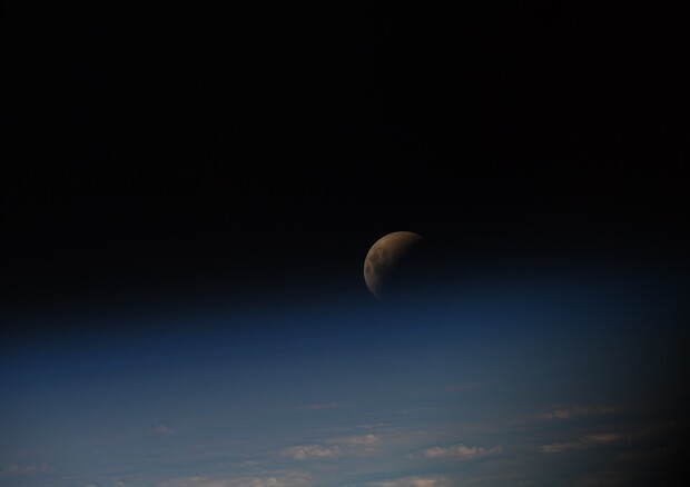 La Luna durante l'eclissi, vista dalla Stazione Spaziale (fonte: ESA-S.Cristoforetti) © Ansa