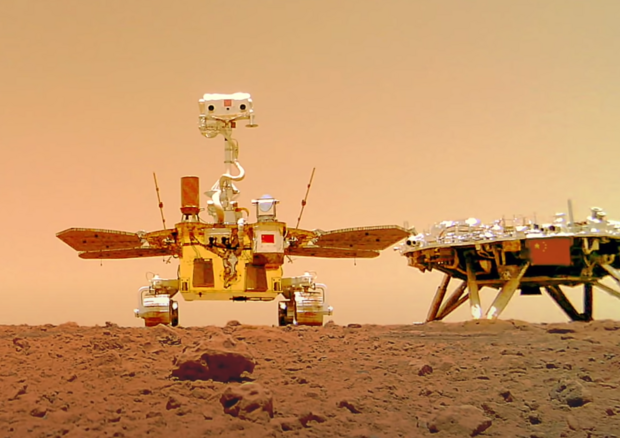 Rappresentazione artistica del rover cinese Zhurong sulla superficie di Marte (fonte: YunnanGuy da Wikipedia) © Ansa