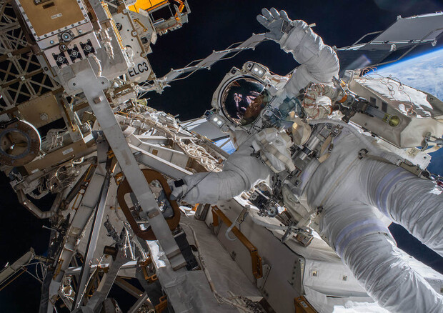 L’astronauta dell’Esa Matthias Maurer durante la passeggiata spaziale del 23 marzo (fonte: Nasa) © Ansa
