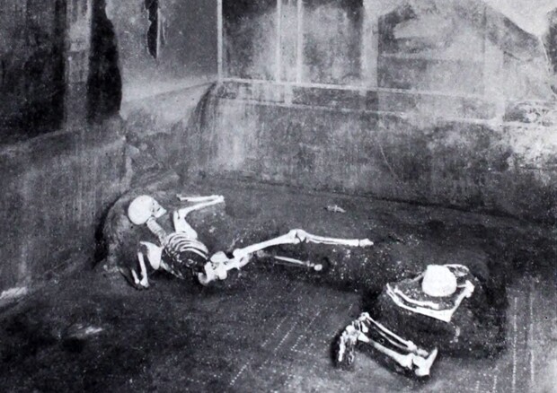 Particolare della Casa del Fabbro a Pompei, con i due scheletri (fonte: Notizie degli Scavi di Antichità, 1934, p. 286, fig. 10) © Ansa
