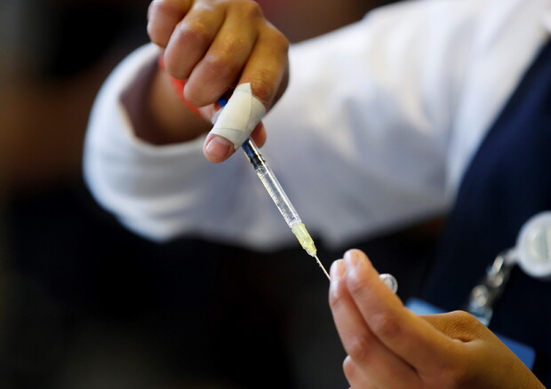 Somministrazione di una dose di vaccino © EPA