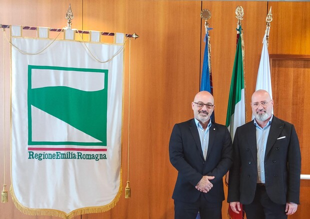 Roberto Cingolani (a sinistra) e Stefano Bonaccini durante il loro incontro in Regione a Bologna © ANSA