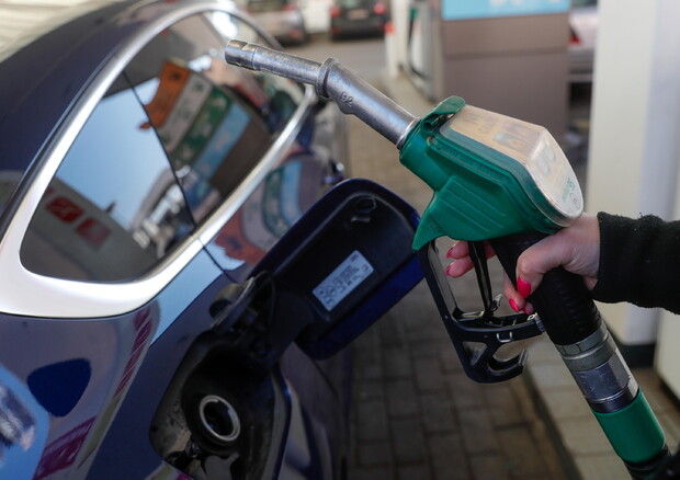 Italia e altri 4 paesi, stop auto a benzina slitti al 2040 © EPA