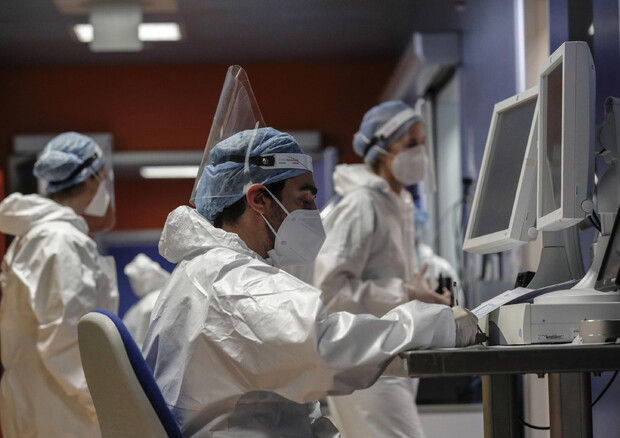Operatori sanitari nel reparto Covid di cure intensive all'ospedale GVM ICC di Casal Palocco. Immagine d'archivio © ANSA