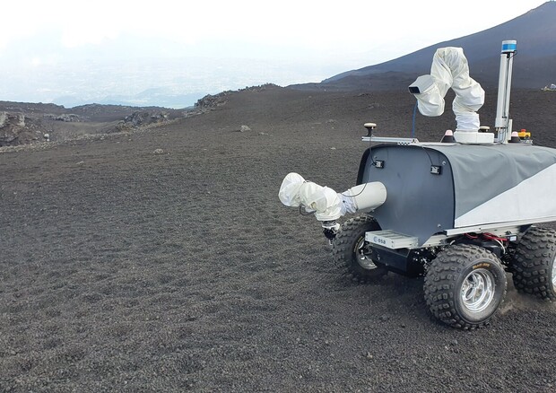 Sulle pendici dell'Etna sono in corso i test del rover autonomo dell’Agenzia Spaziale Europea (Esa), chiamato Interact, che dovrà raccogliere campioni sulla Luna (Fonte: ESA–K. Wormnes) (ANSA)