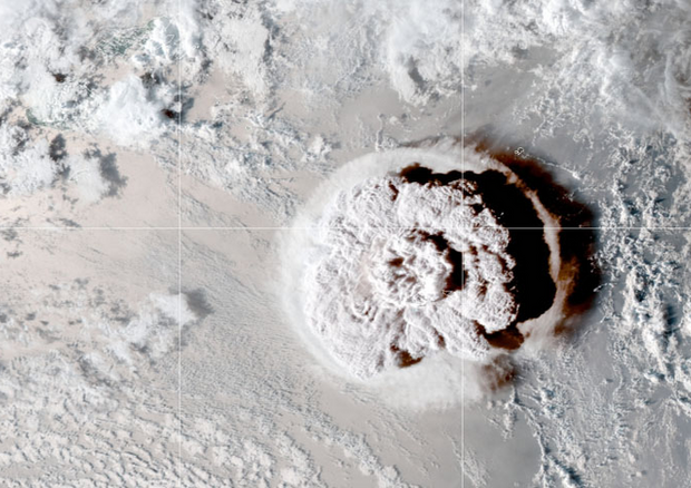Eruzione del vulcano Tonga. CREDIT: NOAA AND THE NATIONAL ENVIRONMENTAL SATELLITE, DATA, AND INFORMATION SERVICE (NESDIS) © Ansa