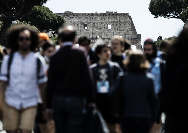 Folla di turisti a Roma © ANSA