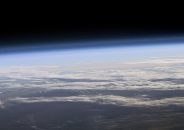 L'atmosfera terrestre vista dallo spazio (fonte: NASA) © Ansa