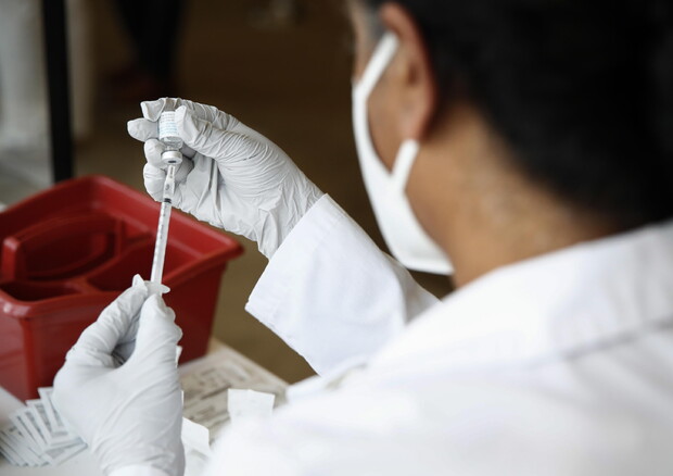 La preparazione del vaccino per il vaiolo delle scimmie © EPA