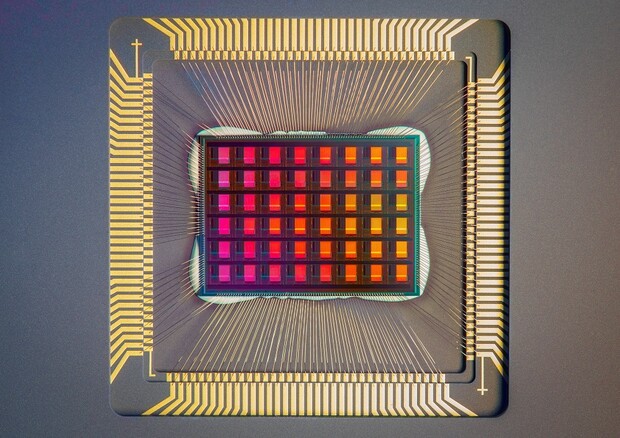 Il nuovo chip NeuRRAM (fonte: David Baillot/University of California San Diego) © Ansa