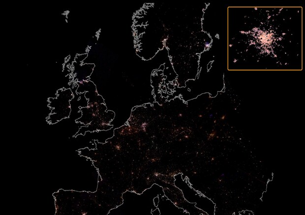 Parigi e l’Europa di notte in un mosaico di immagini scattate dalla Iss nel periodo 2014-2020 (fonte: Science Advances 2022. DOI: 10.1126/sciadv.abl6891) © Ansa