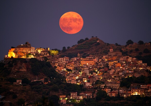 La Luna piena su Castiglione di Sicilia (fonte: Dario Giannobile) © Ansa