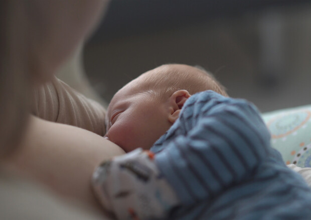 Neonati e allattamento sicuro al seno, dai pediatri 5 consigli © Ansa