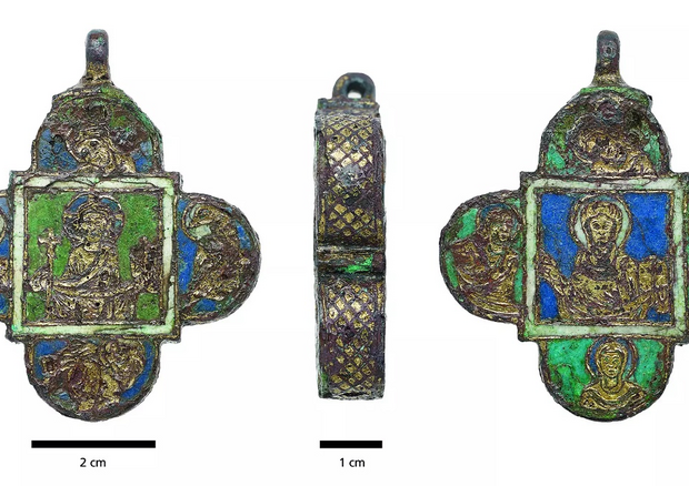Reliquie medievali in un ciondolo scoperto tra i rifiuti (fonte: Sabine Steidl / LEIZA) © Ansa