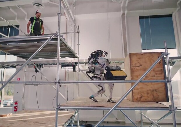 Il robot umanoide Atlas impara a lavorare in cantiere (fonte: Boston Dynamics) © Ansa