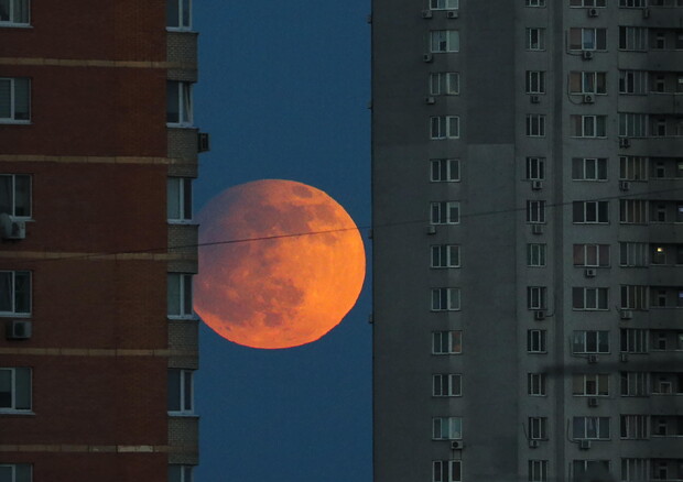 Eclissi lunare di penombra a Kyiv © EPA