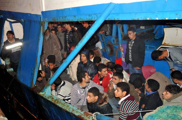 Barcone a Bari, a bordo 171 migranti