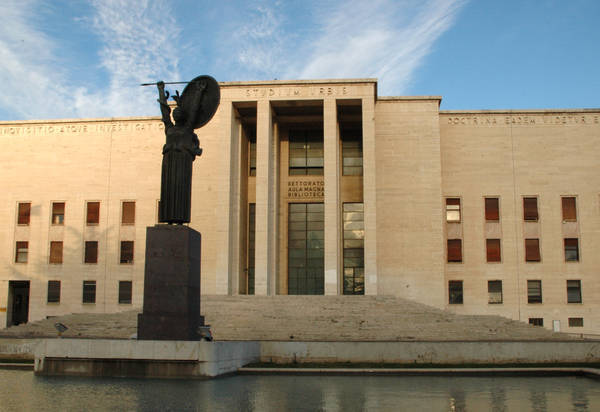 La statua della Minerva e il rettorato dell'università di Roma La Sapienza