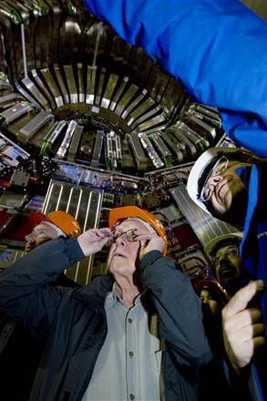Peter Higgs visita l’esperimento Cms (fonte: Cern)