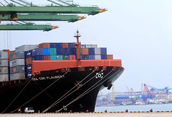 Porti: 'economia del mare' vale 2.6% del pil italiano