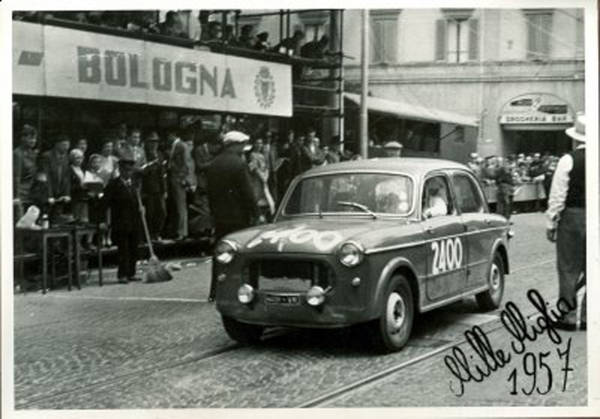 La 1.100 GTv Fiat con al volante Nicola Fabiano attraversa Bologna nell'edizione del 1957 della Mille Miglia.