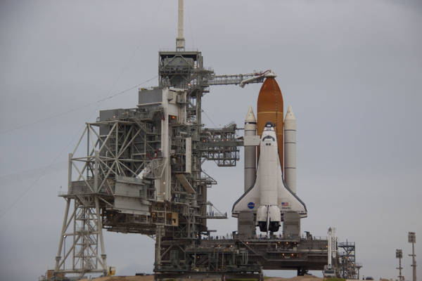 Lo shuttle Atlantis in attesa del lancio, sotto le nuvole (fonte: NASA)