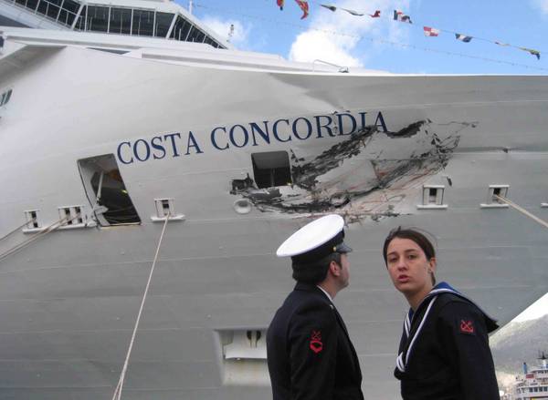 Lo sguarcio alla prua della Costa Concordia nel 2008