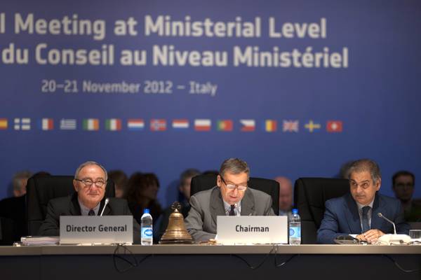 Sa sinistra: il direttore generale dell'Esa Jean-Jacques Dordain, il ministro Francesco Profumo e il presidente dell'Asi Enrico Saggese (fonte: ESA–S. Corvaja, 2012)    