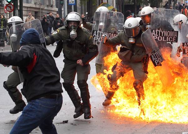 Il Parlamento vota il piano di austerità, ad Atene è guerriglia