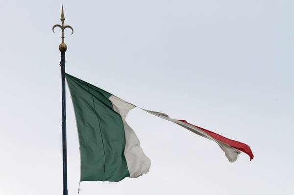 La bandiera strappata dalla bora sventola sul tetto del comune di Trieste -  Foto del giorno - ANSA.it