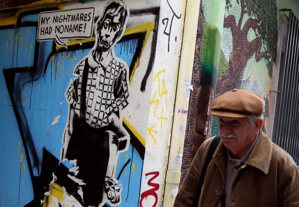 I graffiti sui muri di Atene rispecchiano lo stato d'animo del popolo greco alle prese con una catastrofica crisi economica