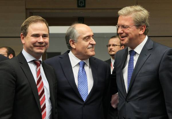 Da sinistra il ministro degli Affari europei danese, Nicolai Wammen, il ministro degli Esteri montenegrino, Milan Rocen, e il commissario all'Allargamento, Stefan Fule, alla prima conferenza di adesione del Montenegro.