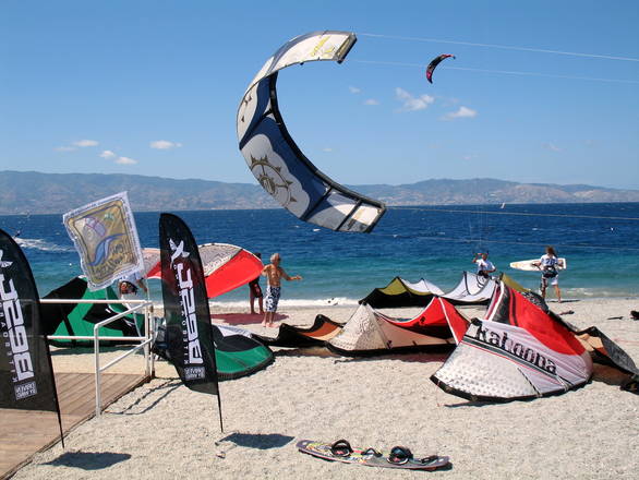Sfida tra kitesurf, vela e winsurf a Reggio Calabria