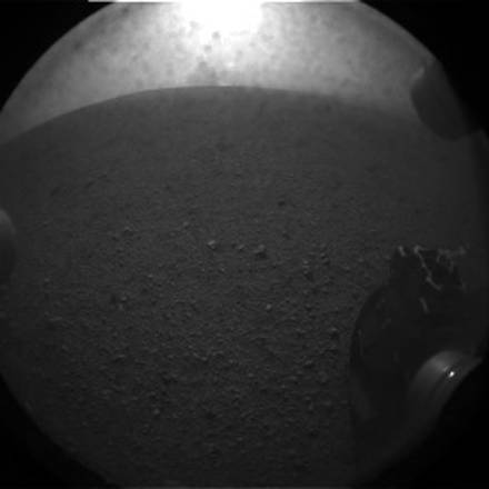 Il primo 'autoscatto' inviato da Curiosity inquadra una ruota del rover sulla superficie di Marte (Nasa-Jpl)