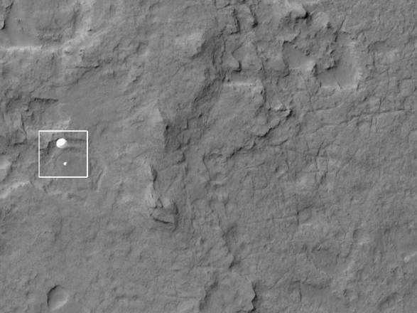 La discesa di Curiosity su Marte fotografata dal satellite Mro (fonte: NASA/JPL-Caltech, Universita' dell'Arizona)