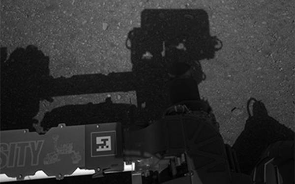 Autoritratto di Curiosity: l'ombra del rover sul suolo marziano (fonte: NASA)