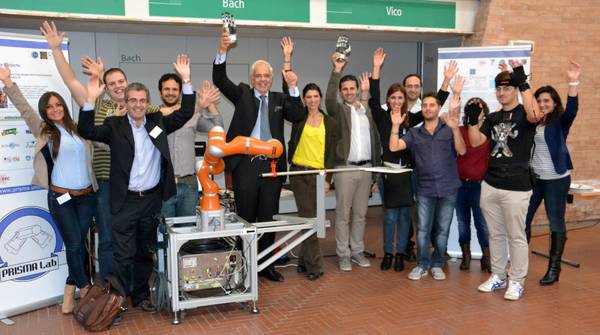 RoDyMan, il robot-pizzaiolo, con il gruppo di ricerca del Prisma Lab dell'università GFederico II di Napoli. Sulla destra il direttore del laboratorio, Bruno Siciliano
