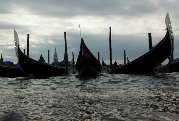 Venezia: gondole in fila indiana, nuove regole circolazione