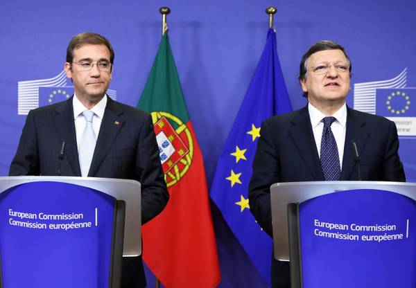 Il premier portoghese Pedro Pasos Coelho e il presidente della commissione europea Jose' Manuel Barroso