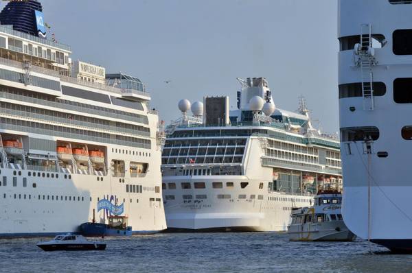 Venezia: Grandi navi; Clia, stimato calo traffico 27%