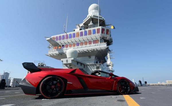 Lamborghini Veneno roadster in anteprima mondiale sulla Nave Cavour ad Abu Dhabi