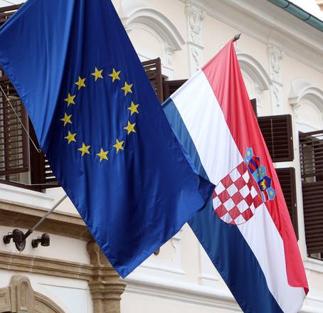 Croatia, EU sign treaty for 2013 accession [ARCHIVE MATERIAL 20111209 ]