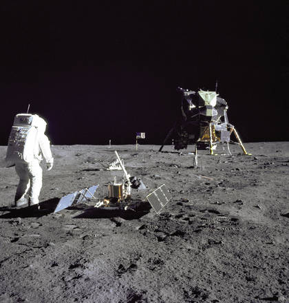 L'astronauta Buzz Aldrin nella missione Apollo 11, davanti a lui il modulo di allunaggio Eagle (fonte: NASA)