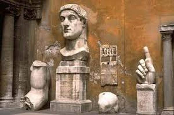 Frammenti di una statua raffigurante Costantino il Grande