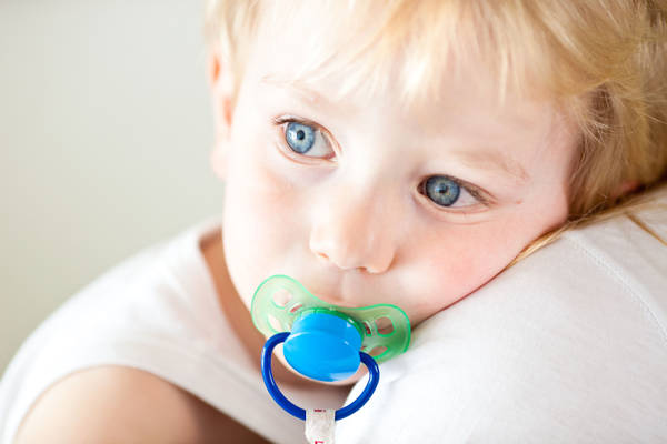 Pulire il ciuccio con la bocca protegge baby da allergie