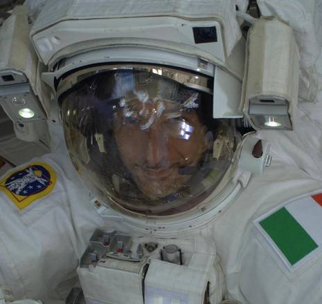 L'astronauta Luca Parmitano nella tutta per le passeggiate spaziali (fonte: ESA)