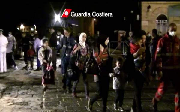 Immigrants continue to arrive in Italy as another 250 land