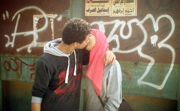 Egypt: photo of a kiss on Facebook sparks debate on the web