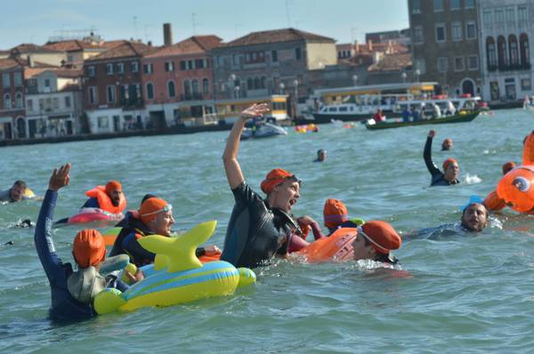 Venezia: grandi navi; dimostranti si tuffano in laguna