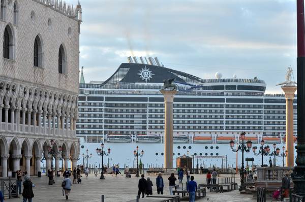 Porti: manifestazione pro Grandi Navi in Comune a Venezia